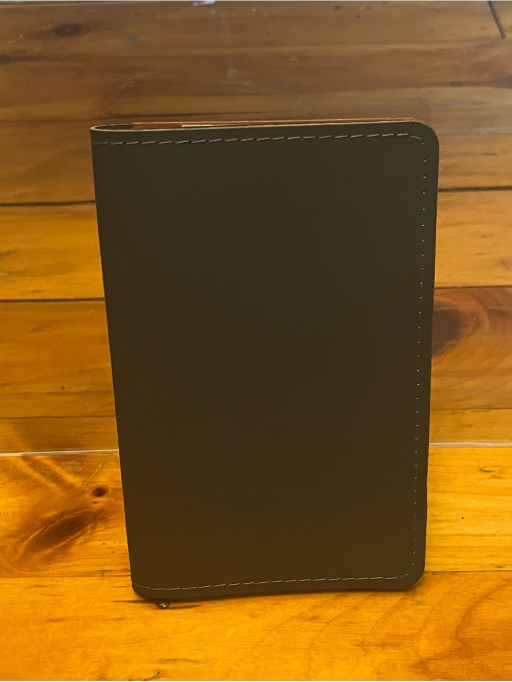 Vacavaliente Leather Passport Holder Travel Wallet Handcrafted Minimalist NWOT’s